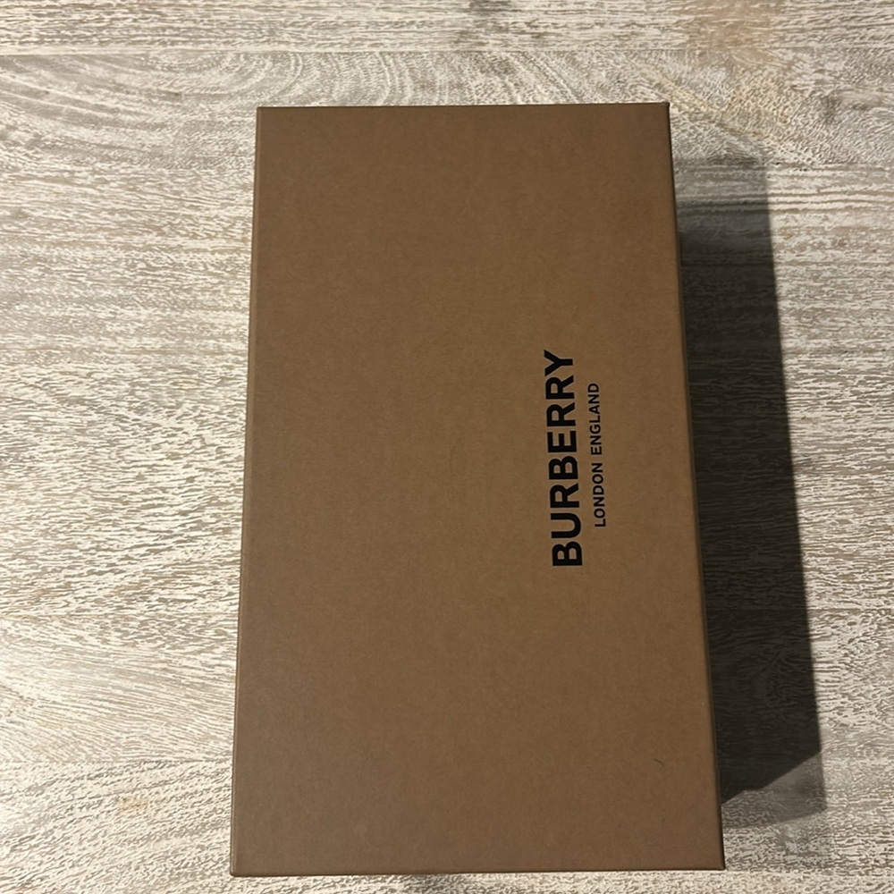 Burberry low top Size 44 Great condition only worn once - Picture 7 of 7